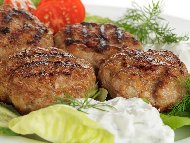 Рецепта Родопски кюфтета с картофи и кайма на скара или грил тиган